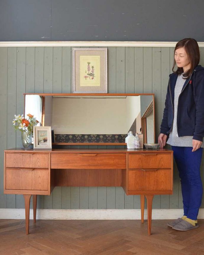 アンティークのドレッサー　アンティーク家具　チーク材のヴィンテージ家具、北欧テイストのカッコいいドレッサー(Austin Suite社) 。クールに決まる北欧スタイルのドレッサースッキリとシンプルな北欧スタイルのドレッシングチェストは、どんなお部屋にもカッコよく似合います。(k-2036-f)