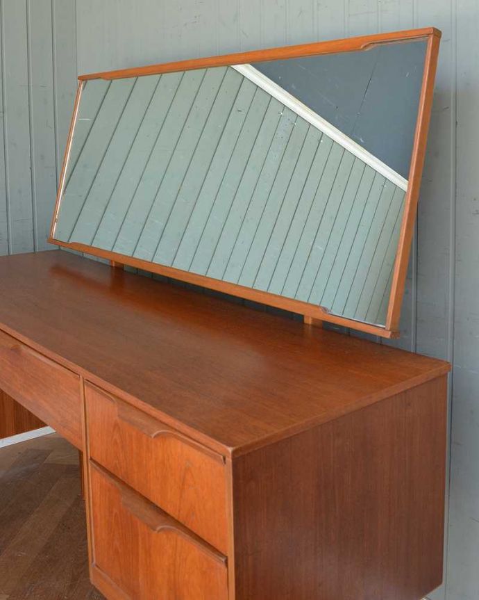 チーク材のヴィンテージ家具、北欧テイストのカッコいいドレッサー