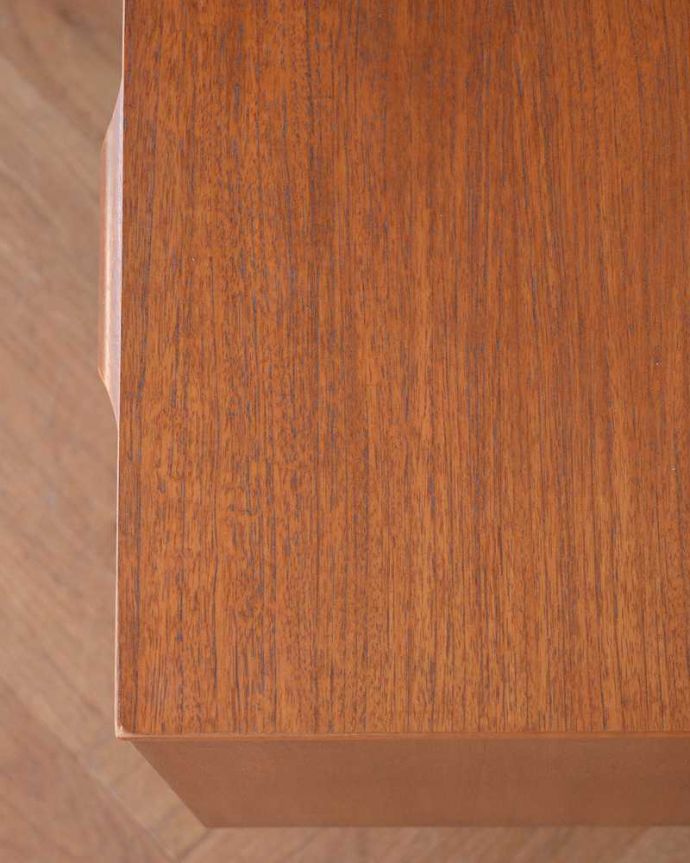 アンティークのドレッサー　アンティーク家具　チーク材のヴィンテージ家具、北欧テイストのカッコいいドレッサー(Austin Suite社) 。天板の塗装もキレイに仕上げましたヴィンテージの家具は新品ではないのでキズや汚れはありますが、デスクとしても使えるように天板もしっかりキレイに修復しました。(k-2036-f)