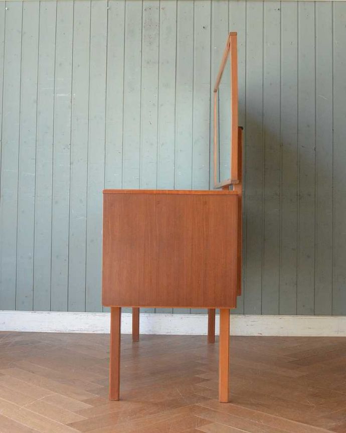 チーク材のヴィンテージ家具、北欧テイストのカッコいいドレッサー