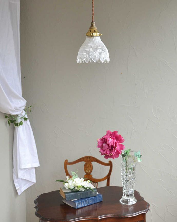 ペンダントライト 照明・ライティング カッティングがたっぷりのアンティークペンダントライト(コード・シャンデリア電球・ギャラリーD付き)。夜になると・・・ふわっとした優しい灯りで周りを包み込んでくれます。(k-2036-z)