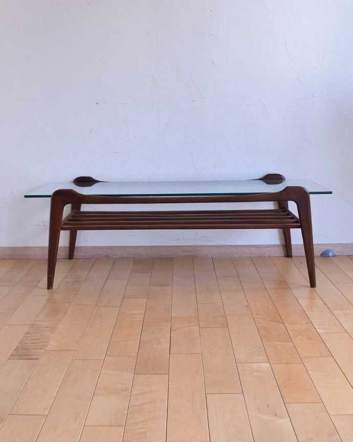 アンティークのテーブル　アンティーク家具　モダンなデザインのヴィンテージ家具、ガラス天板がカッコいいコーヒーテーブル。横から見てもカッコイイ北欧スタイルの家具はデザインがステキだから、横から見た姿も絵になるカッコよさ！。(k-2037-f)