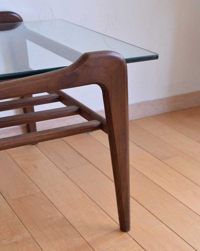 アンティークのテーブル　アンティーク家具　モダンなデザインのヴィンテージ家具、ガラス天板がカッコいいコーヒーテーブル。女性1人でラクラク運べちゃう仕掛けHandleのアンティークは、脚の裏にフェルトキーパーをお付けしています。(k-2037-f)