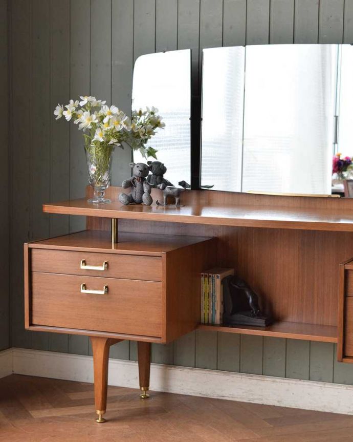 G-PLAN(Gプラン) アンティーク家具 北欧スタイルのヴィンテージ家具、G-planの三面鏡ドレッサー(鏡台)。ヴィンテージ家具らしいカッコよさやっぱり一番の魅力は、この時代に作られた独特の雰囲気。(k-2038-f)