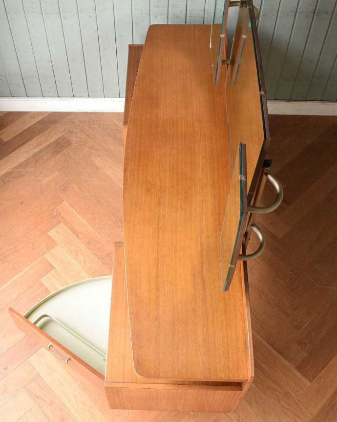 G-PLAN(Gプラン) アンティーク家具 北欧スタイルのヴィンテージ家具、G-planの三面鏡ドレッサー(鏡台)。デスクとしても使える広々天板広々とした天板の上はデスクとしても使えるように塗装もキレイに修復しました。(k-2038-f)