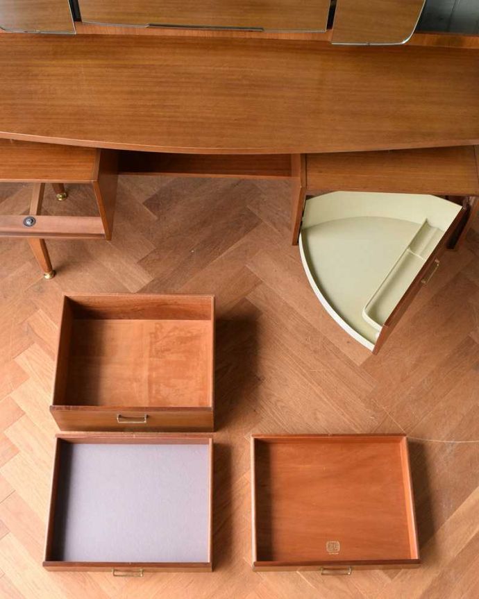 G-PLAN(Gプラン) アンティーク家具 北欧スタイルのヴィンテージ家具、G-planの三面鏡ドレッサー(鏡台)。引き出しの中もキレイに修復しました細々としたものを安心して収納していただけるよう引き出しの中もキレイにお直ししてあります。(k-2038-f)