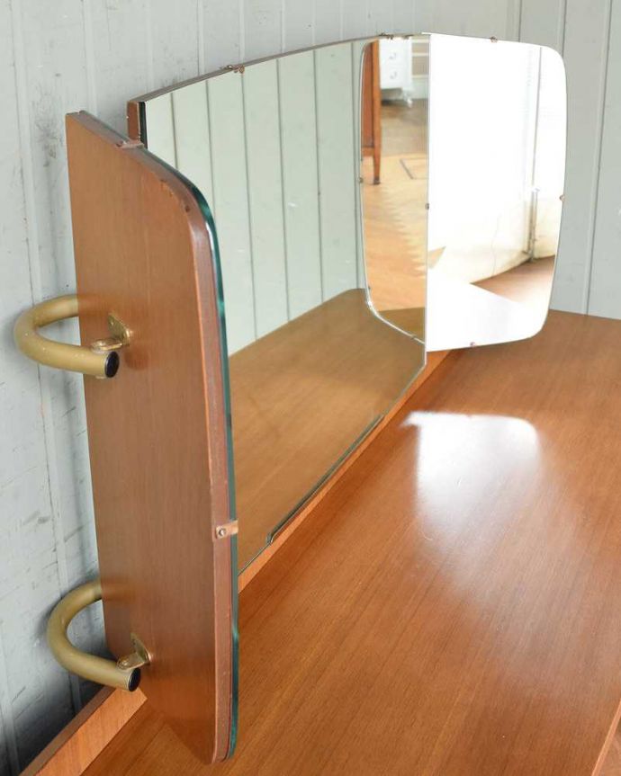 G-PLAN(Gプラン) アンティーク家具 北欧スタイルのヴィンテージ家具、G-planの三面鏡ドレッサー(鏡台)。お部屋を広く見せてくれる大きなミラー大きなミラーは身だしなみを整えるのはもちろん、お部屋を広く見せてくれる効果もあります。(k-2038-f)