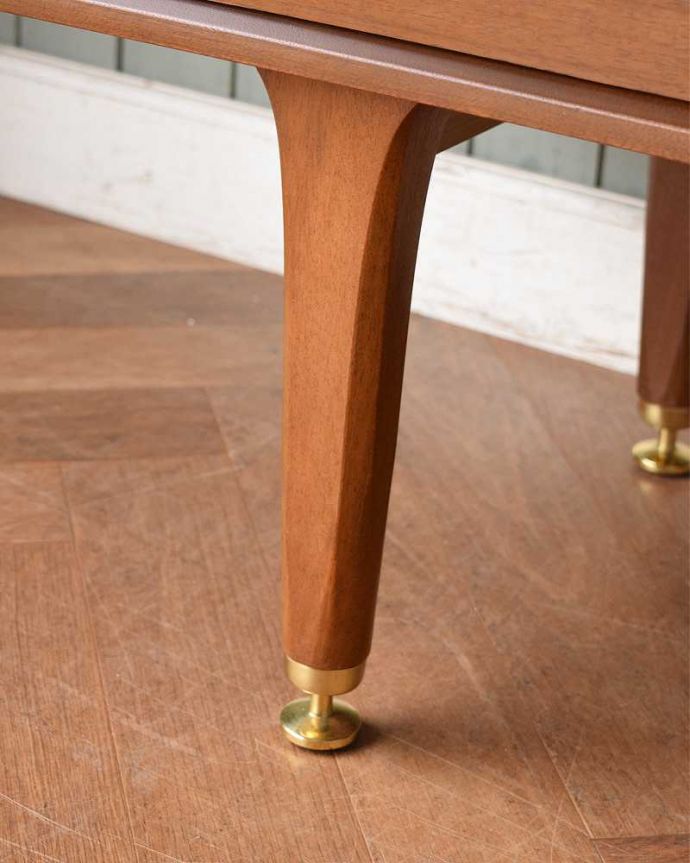 G-PLAN(Gプラン) アンティーク家具 北欧スタイルのヴィンテージ家具、G-planの三面鏡ドレッサー(鏡台)。 女性1人でラクラク運べちゃう仕掛けHandleのアンティークは、脚の裏にフェルトキーパーをお付けしています。(k-2038-f)