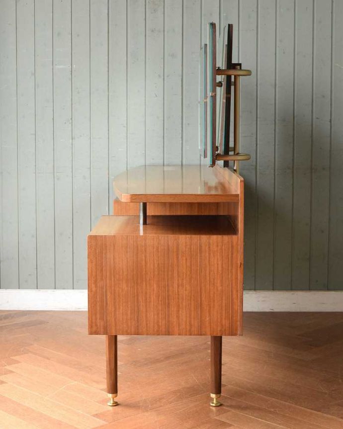 G-PLAN(Gプラン) アンティーク家具 北欧スタイルのヴィンテージ家具、G-planの三面鏡ドレッサー(鏡台)。横から見てもカッコいい北欧スタイルの家具は横から見てもクール。(k-2038-f)