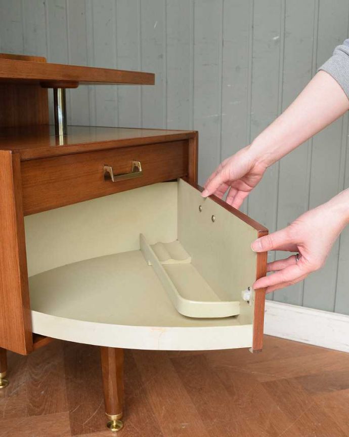 G-PLAN(Gプラン) アンティーク家具 北欧スタイルのヴィンテージ家具、G-planの三面鏡ドレッサー(鏡台)。引き出しだと思ったら扉が・・・右下の扉は開くとイチョウ型に開きます。(k-2038-f)