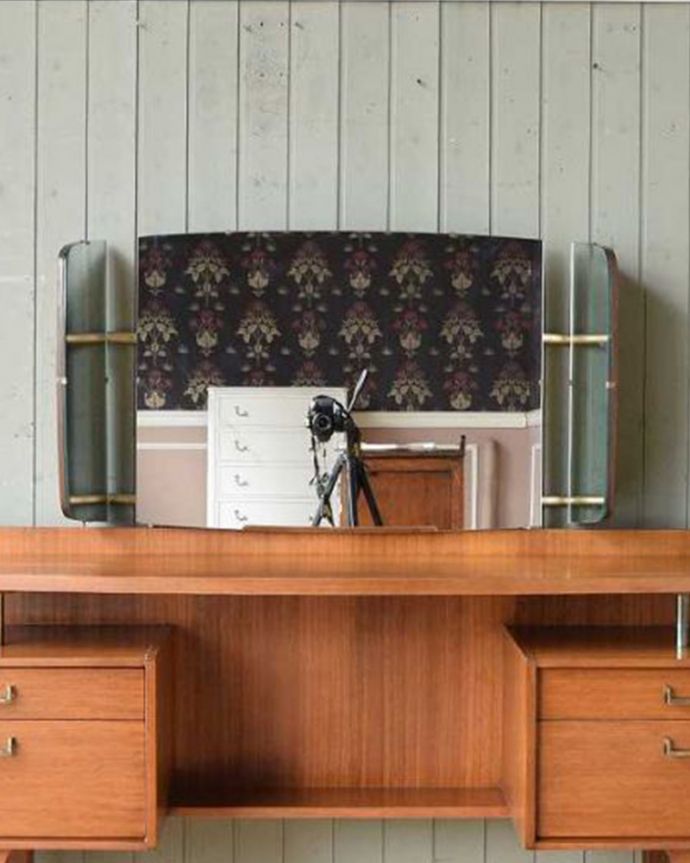 G-PLAN(Gプラン) アンティーク家具 北欧スタイルのヴィンテージ家具、G-planの三面鏡ドレッサー(鏡台)。女子が喜ぶ三面鏡!大きく、美しいカッティングのミラーです。(k-2038-f)