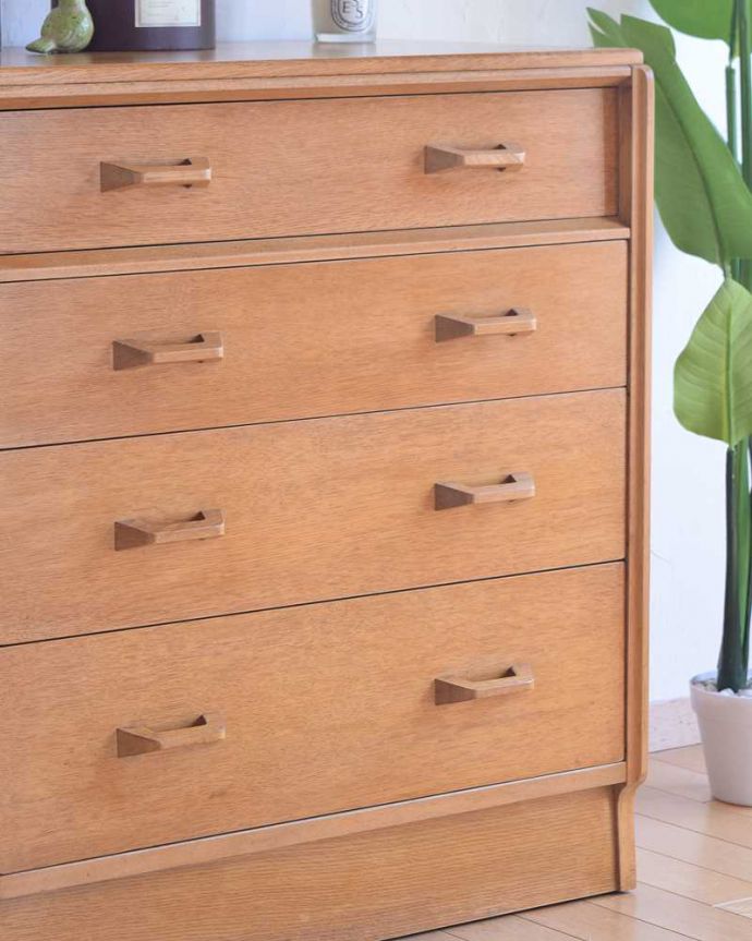 G-PLAN(Gプラン) アンティーク家具 小さな北欧インテリア、G-planのヴィンテージチェストBrandon(ブランドン) 。見えない所もこだわっていますヴィンテージの家具は年代が若いので簡単な修復だけでも使えちゃうんだけれど、長く使って頂けるように、見えない部分もしっかりこだわって修復しています。(k-2039-f)