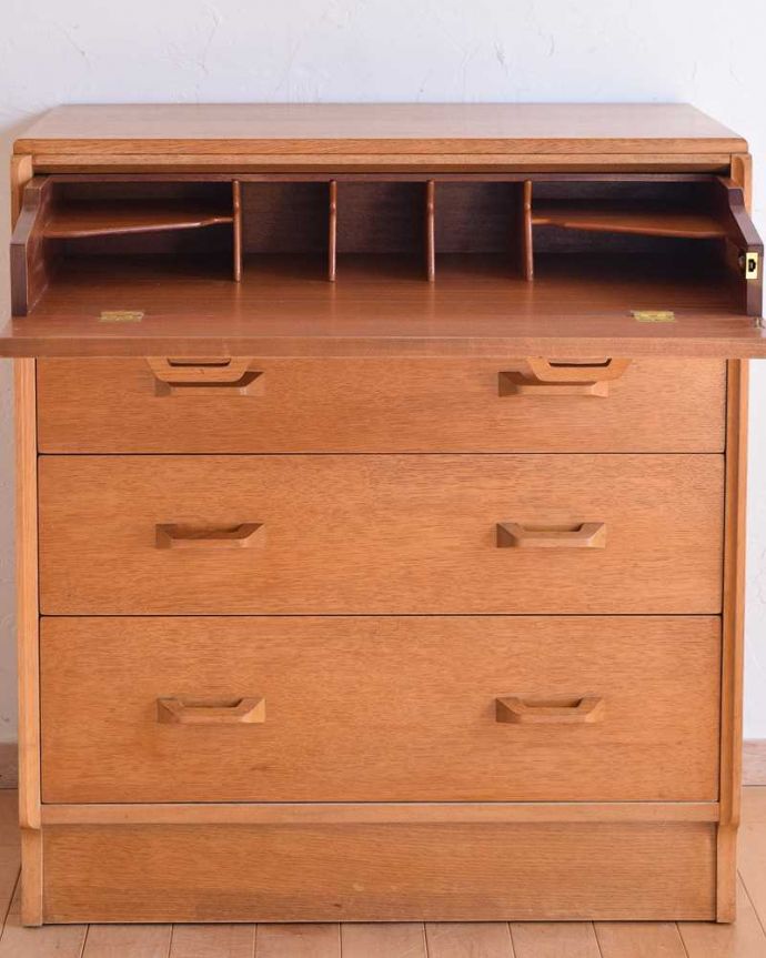 G-PLAN(Gプラン) アンティーク家具 小さな北欧インテリア、G-planのヴィンテージチェストBrandon(ブランドン) 。細かく仕切られた中身にうっとり扉の中身はこんなに細かく仕切られています。(k-2039-f)