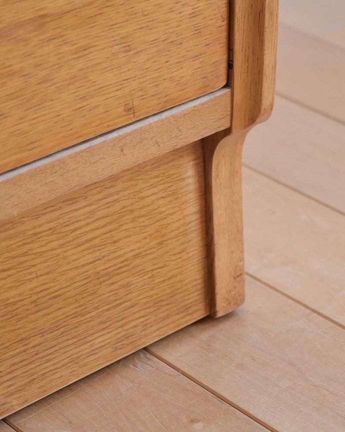 G-PLAN(Gプラン) アンティーク家具 小さな北欧インテリア、G-planのヴィンテージチェストBrandon(ブランドン) 。女性1人でラクラク運べちゃう仕掛けHandleのアンティークは、脚の裏にフェルトキーパーをお付けしています。(k-2039-f)