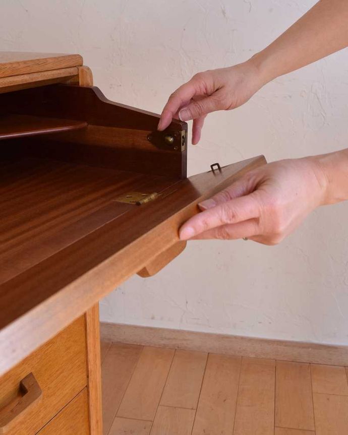 G-PLAN(Gプラン) アンティーク家具 小さな北欧インテリア、G-planのヴィンテージチェストBrandon(ブランドン) 。引き出し部分が開きます一段目の引き出しのサイドのストッパーを押しながら手前に倒すと引き出し部分が手前に開くんです。(k-2039-f)