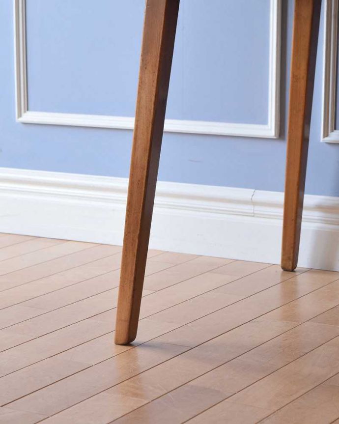 G-PLAN(Gプラン)　アンティーク家具　G-planのドローリーフテーブル、ヴィンテージの北欧家具。持ち上げなくても移動できます！Handleのアンティークは、脚の裏にフェルトキーパーをお付けしていますので、持ち上げなくても床を滑らせて移動させることが出来ます。(k-2040-f)