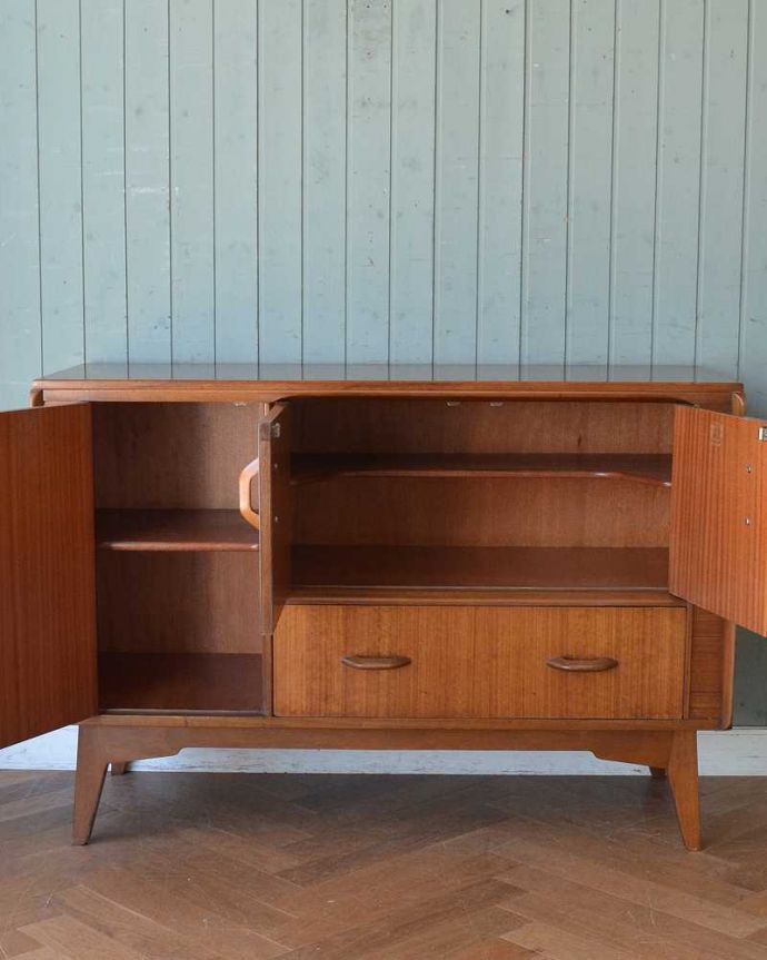 G-PLAN(Gプラン)　アンティーク家具　北欧スタイルの暮らしにヴィンテージ家具、G-PLANのサイドボード Brandon（ブランドン） 。扉の奥はたっぷり収納扉を開けると、中にはたっぷりの収納。(k-2041-f)