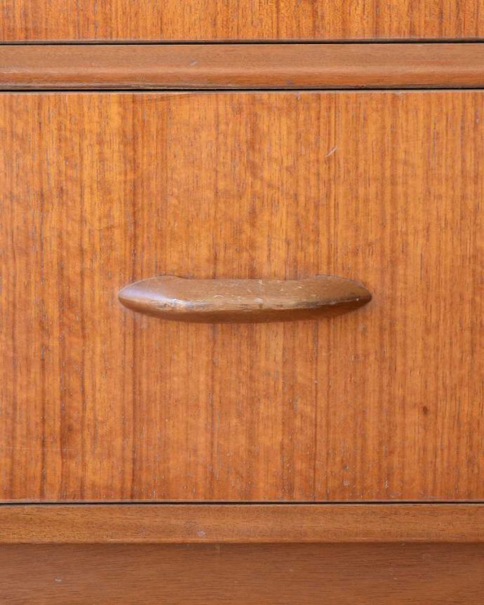 G-PLAN(Gプラン)　アンティーク家具　北欧スタイルの暮らしにヴィンテージ家具、G-PLANのサイドボード Brandon（ブランドン） 。デザインの一部になっている取っ手取っ手のデザインもシンプルかつ機能的に。(k-2041-f)