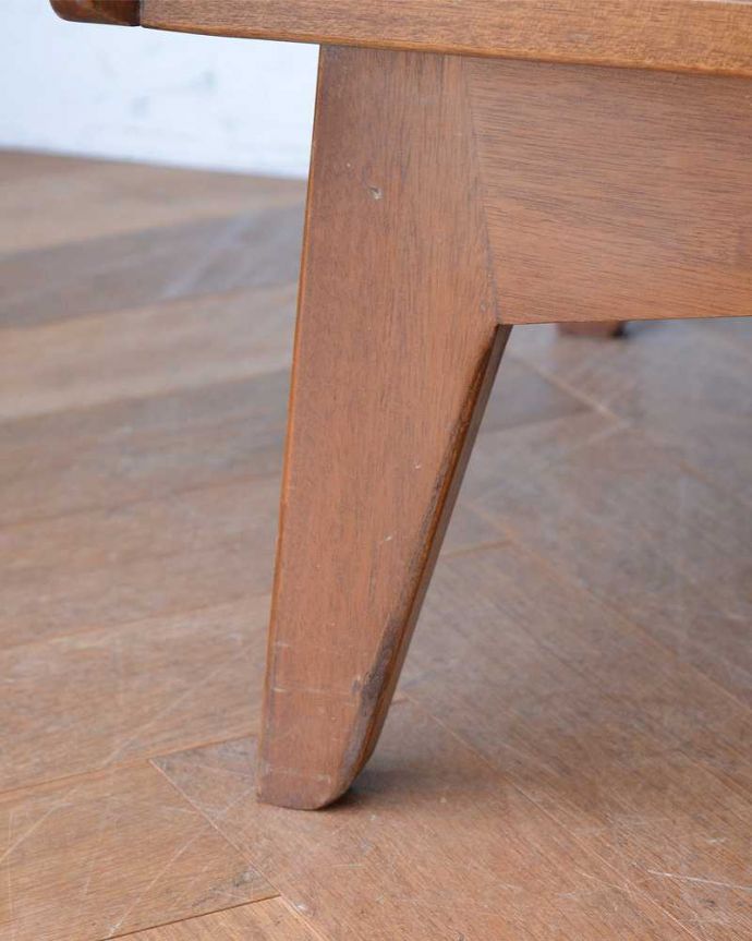 G-PLAN(Gプラン)　アンティーク家具　北欧スタイルの暮らしにヴィンテージ家具、G-PLANのサイドボード Brandon（ブランドン） 。スッキリとした脚の裏には…Handleの家具の脚裏にはフェルトキーパーをお付けしています。(k-2041-f)