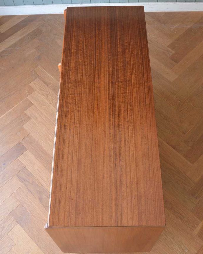 G-PLAN(Gプラン)　アンティーク家具　北欧スタイルの暮らしにヴィンテージ家具、G-PLANのサイドボード Brandon（ブランドン） 。天板の塗装もキレイに仕上げましたヴィンテージの家具は修復方法が様々。(k-2041-f)