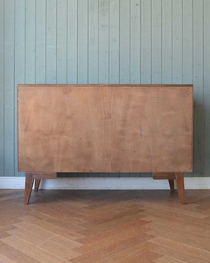 G-PLAN(Gプラン)　アンティーク家具　北欧スタイルの暮らしにヴィンテージ家具、G-PLANのサイドボード Brandon（ブランドン） 。もちろん後ろ姿もキレイですビンテージは新品ではないので、もちろん経年変化によるキズはあります。(k-2041-f)