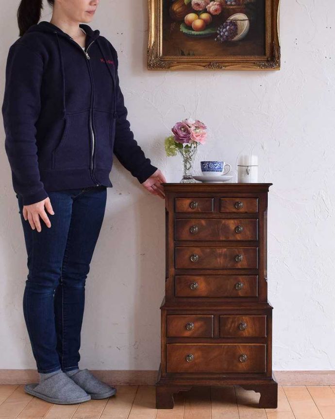 アンティークのチェスト　アンティーク家具　高級材を贅沢に使用したアンティーク家具、ベッドサイドチェスト(トールボーイ）。チェストの上に、もう1つチェスト！まるで2つのチェストが重なっているようなデザインのトールボーイ。(k-2042-f)