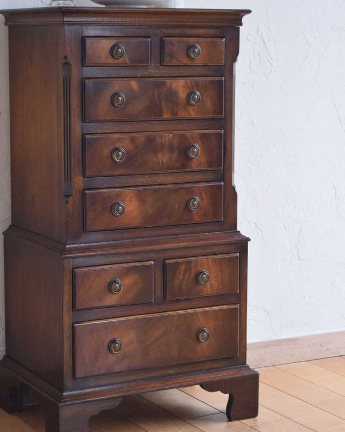 アンティークのチェスト　アンティーク家具　高級材を贅沢に使用したアンティーク家具、ベッドサイドチェスト(トールボーイ）。木目のツヤツヤ感。(k-2042-f)
