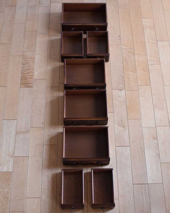 アンティークのチェスト　アンティーク家具　高級材を贅沢に使用したアンティーク家具、ベッドサイドチェスト(トールボーイ）。もちろん、キレイに修復しました。(k-2042-f)