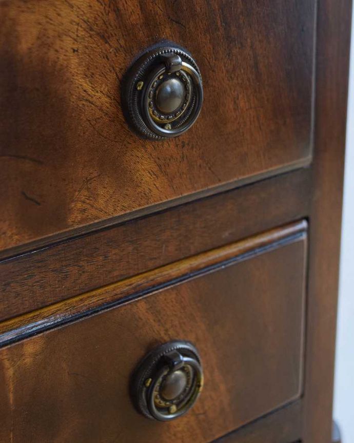 アンティークのチェスト　アンティーク家具　高級材を贅沢に使用したアンティーク家具、ベッドサイドチェスト(トールボーイ）。開ける度にワクワクする取っ手アンティークらしいデザインの取っ手をそっと引っ張って中を開けるたびに、宝箱を開けている気分です。(k-2042-f)