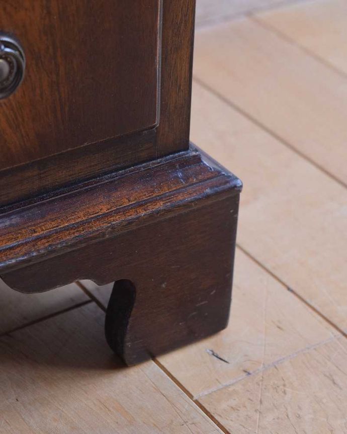 アンティークのチェスト　アンティーク家具　高級材を贅沢に使用したアンティーク家具、ベッドサイドチェスト(トールボーイ）。女性1人でラクラク運べちゃう仕掛けHandleのアンティークは、脚の裏にフェルトキーパーをお付けしています。(k-2042-f)