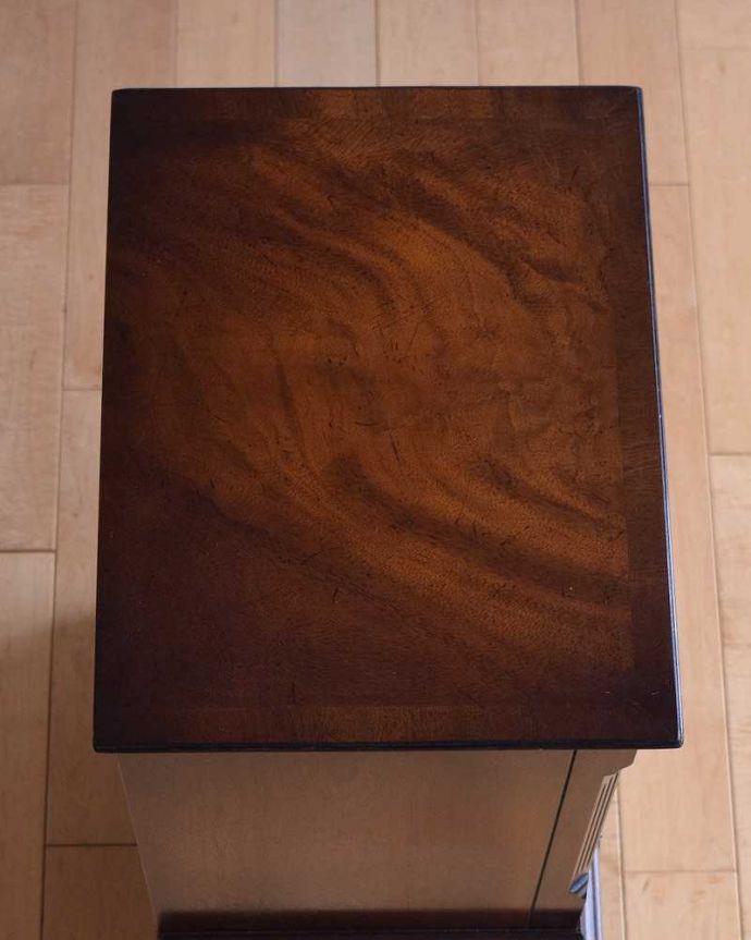 アンティークのチェスト　アンティーク家具　高級材を贅沢に使用したアンティーク家具、ベッドサイドチェスト(トールボーイ）。何を置こうかな･･･？チェストを形を上から見るとこんな感じです。(k-2042-f)