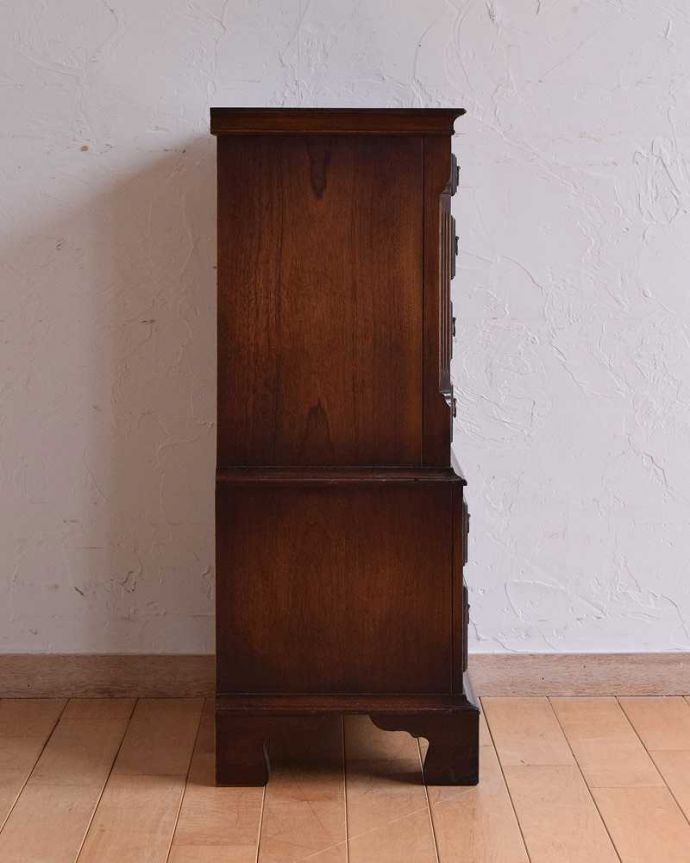 アンティークのチェスト　アンティーク家具　高級材を贅沢に使用したアンティーク家具、ベッドサイドチェスト(トールボーイ）。横顔も美しく！こんな風に見えますもちろん、横側もキレイに修復しているので、横顔もキレイです。(k-2042-f)