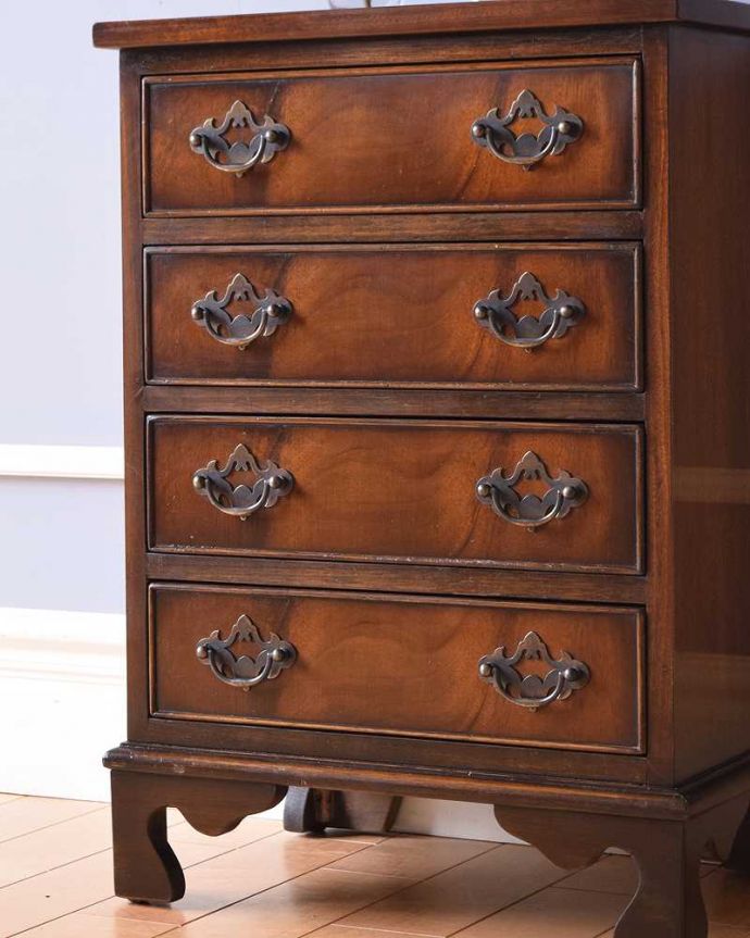 アンティークのチェスト　アンティーク家具　アンティークの英国家具、マホガニー材のベッドサイドチェスト（チェストオブドロワーズ）。木目で勝負！アンティークだから手に入る素材のよさシンプルなデザインなのに惹きつけられちゃう一番の魅力は、やはり使われている素材。(k-2043-f)