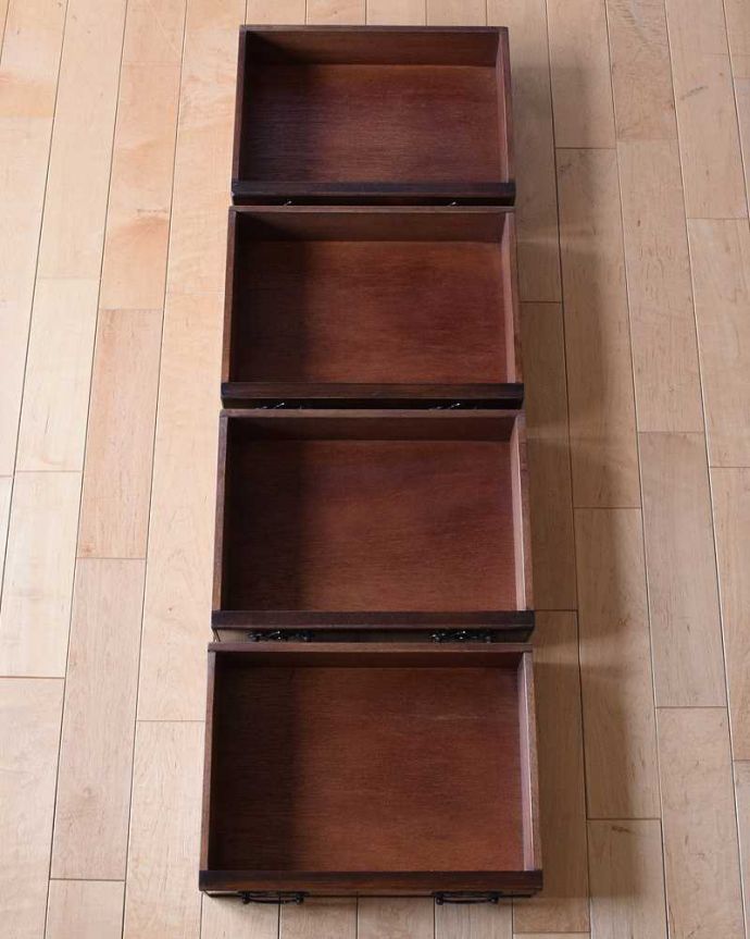 アンティークのチェスト　アンティーク家具　アンティークの英国家具、マホガニー材のベッドサイドチェスト（チェストオブドロワーズ）。引き出しの中もとってもキレイですチェストで一番きになるのはやはり引き出しの中。(k-2043-f)