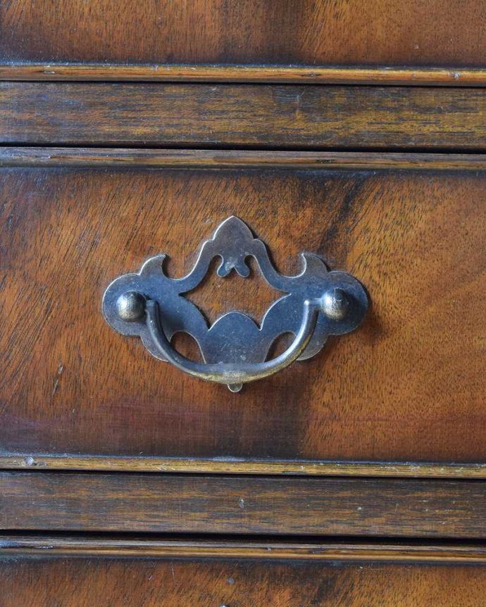 アンティークのチェスト　アンティーク家具　アンティークの英国家具、マホガニー材のベッドサイドチェスト（チェストオブドロワーズ）。アンティークらしい取っ手取っ手のデザインまで高級感があるアンティーク家具。(k-2043-f)