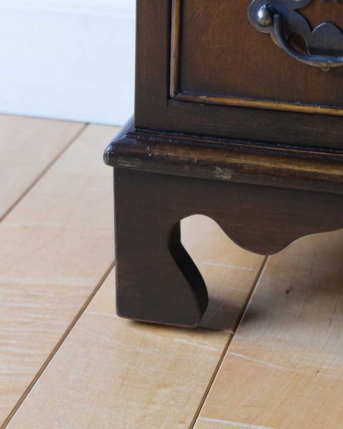 アンティークのチェスト　アンティーク家具　アンティークの英国家具、マホガニー材のベッドサイドチェスト（チェストオブドロワーズ）。女性1人でラクラク運べちゃう仕掛けHandleのアンティーク家具は、脚の裏にフェルトキーパーをお付けしています。(k-2043-f)