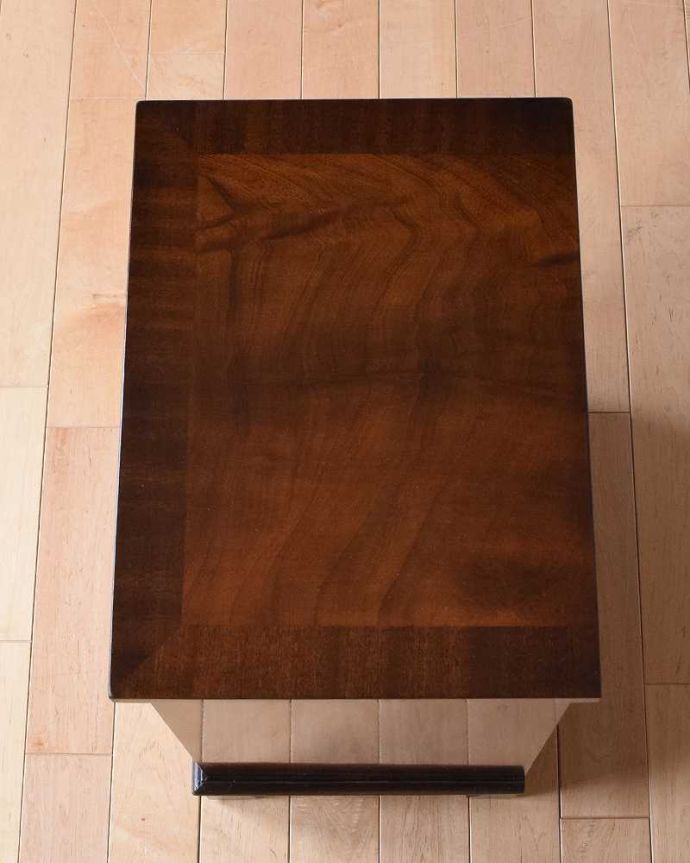 アンティークのチェスト　アンティーク家具　アンティークの英国家具、マホガニー材のベッドサイドチェスト（チェストオブドロワーズ）。ピカピカに仕上げましたベッドやソファの横でモノを置いて使えるように、修復する時、天板の塗装もキレイに仕上げました。(k-2043-f)