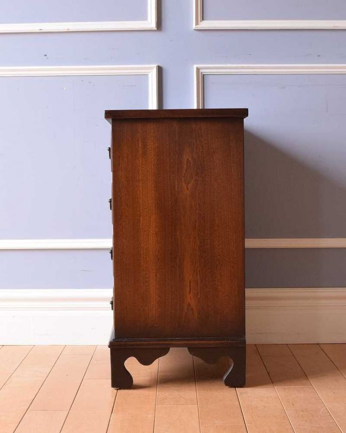 アンティークのチェスト　アンティーク家具　アンティークの英国家具、マホガニー材のベッドサイドチェスト（チェストオブドロワーズ）。横から見てもキレイですもちろん、横顔だってキレイ！どこから見ても絵になります。(k-2043-f)