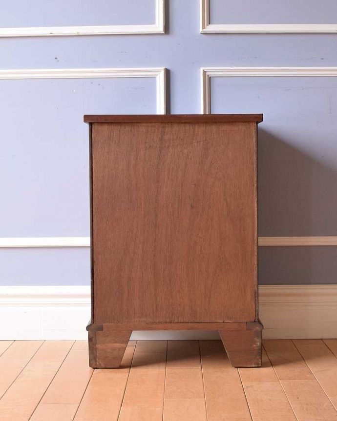 アンティークのチェスト　アンティーク家具　アンティークの英国家具、マホガニー材のベッドサイドチェスト（チェストオブドロワーズ）。後ろ姿も見て下さいアンティークは新品ではないので、もちろん経年変化によるキズはありますが、専門の職人が修復しました。(k-2043-f)