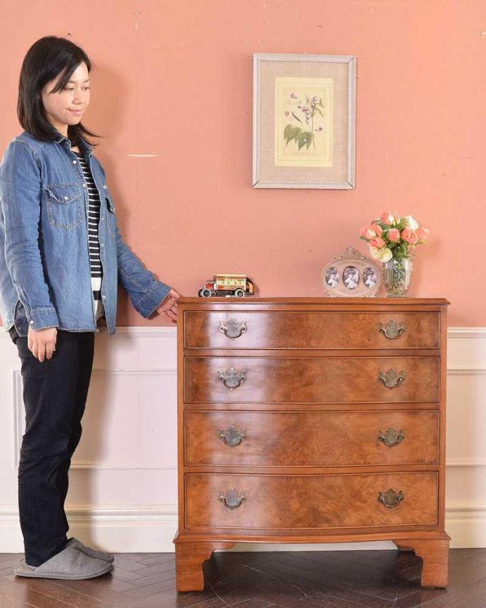 アンティークのチェスト　アンティーク家具　木目の美しいアンティーク英国家具、4段タイプのウォルナット材チェスト。大人の雰囲気漂う人気の英国チェストシンプルなデザインだからこそ木目の美しさが際立つチェスト。(k-2044-f)