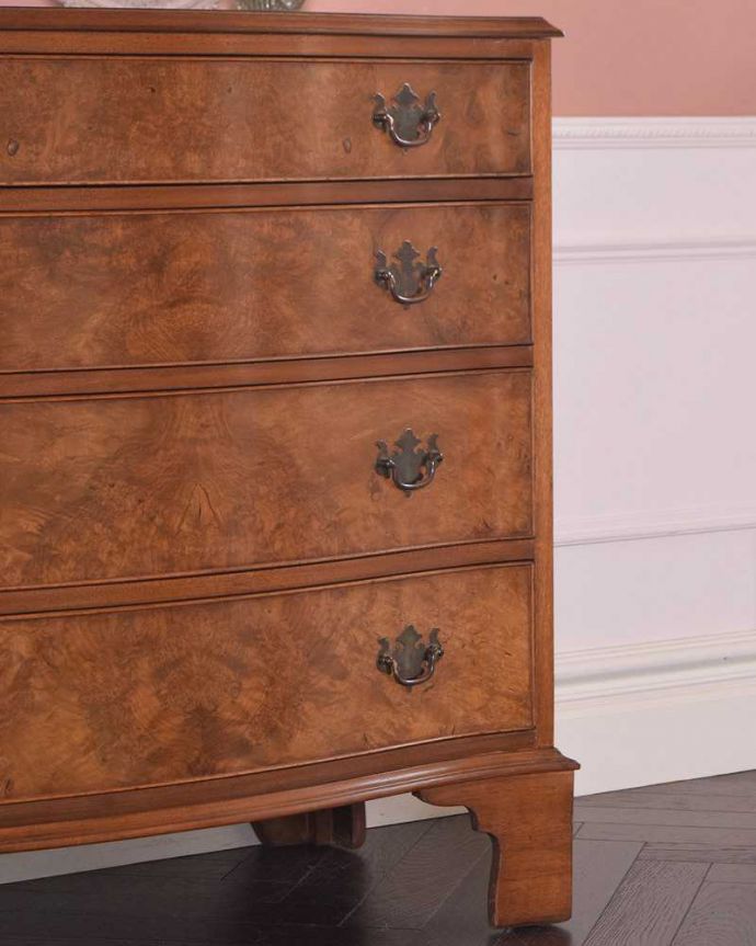 アンティークのチェスト　アンティーク家具　木目の美しいアンティーク英国家具、4段タイプのウォルナット材チェスト。アンティークだから手に入る質の良さ現代では手に入れることが出来ない質のいい素材が使われているのもアンティーク家具の特長。(k-2044-f)