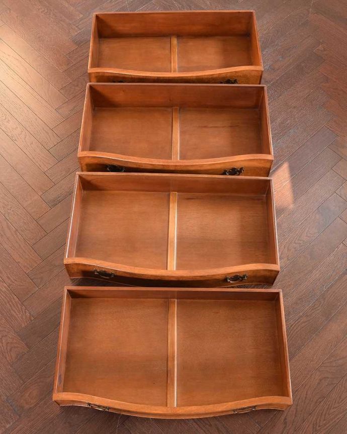 アンティークのチェスト　アンティーク家具　木目の美しいアンティーク英国家具、4段タイプのウォルナット材チェスト。引き出しの中もキレイに修復しましたお洋服を入れてもいいように、引き出しの中も専門の職人が時間をかけてしっかり修復しました。(k-2044-f)