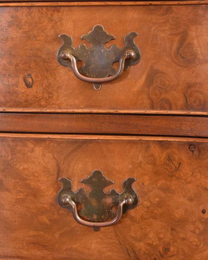 アンティークのチェスト　アンティーク家具　木目の美しいアンティーク英国家具、4段タイプのウォルナット材チェスト。アンティークらしい取っ手アンティーク家具は取っ手のデザインまで、なんだか高級感があるんですよね。(k-2044-f)