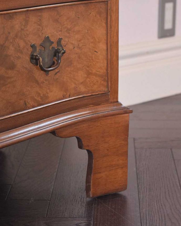 アンティークのチェスト　アンティーク家具　木目の美しいアンティーク英国家具、4段タイプのウォルナット材チェスト。女性1人でラクラク運べちゃう仕掛けHandleのアンティークは、脚の裏にフェルトキーパーをお付けしています。(k-2044-f)