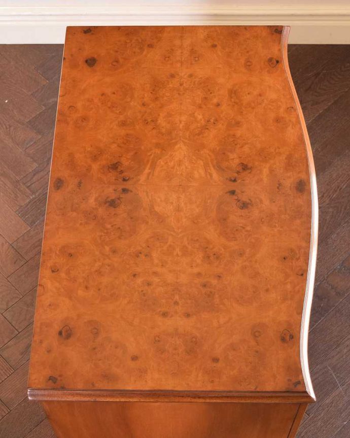 アンティークのチェスト　アンティーク家具　木目の美しいアンティーク英国家具、4段タイプのウォルナット材チェスト。ピカピカに仕上げましたHandleでは修復の時、天板の塗装も一度剥離してキレイに仕上げました。(k-2044-f)