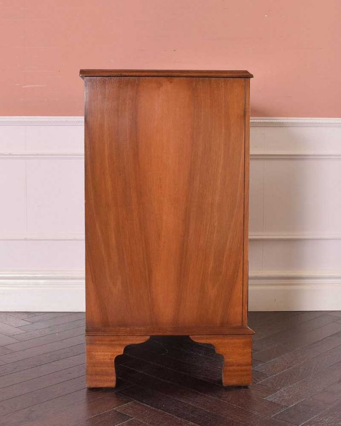 アンティークのチェスト　アンティーク家具　木目の美しいアンティーク英国家具、4段タイプのウォルナット材チェスト。横顔もキレイですどこから見られても絵になるスタイル。(k-2044-f)