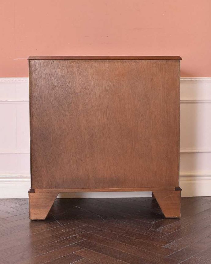 アンティークのチェスト　アンティーク家具　木目の美しいアンティーク英国家具、4段タイプのウォルナット材チェスト。後ろ姿も見て下さいアンティークは新品ではないので、もちろん経年変化によるキズはありますが、専門の職人が修復しました。(k-2044-f)