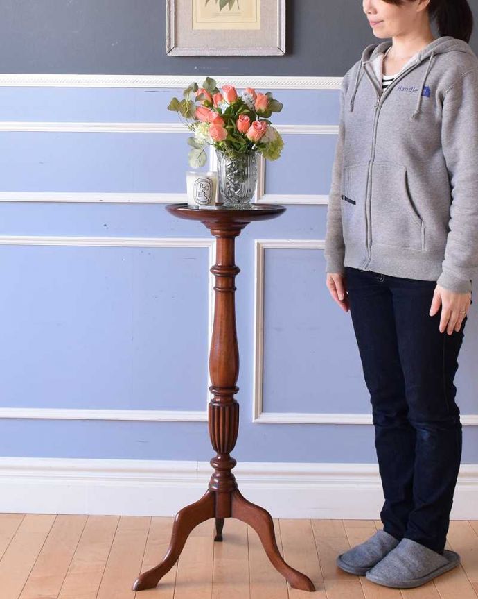 プランツスタンド・ケーキスタンド　アンティーク家具　マホガニー材を使った高級感のある英国輸入のアンティークプランツスタンド。スラッと背が高く美しいプランツスタンドアンティーク家具の中でもさらに贅沢なアンティーク。(k-2045-f)