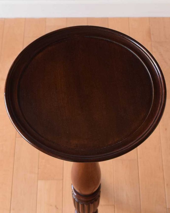 プランツスタンド・ケーキスタンド　アンティーク家具　マホガニー材を使った高級感のある英国輸入のアンティークプランツスタンド。上から見ると･･･天板の形はこんな感じです。(k-2045-f)