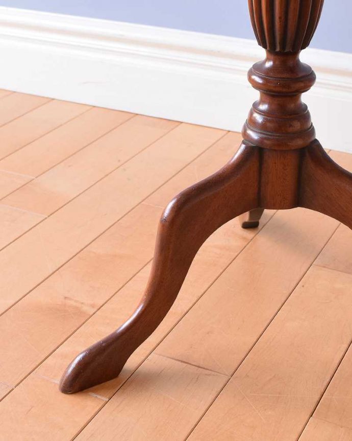 プランツスタンド・ケーキスタンド　アンティーク家具　マホガニー材を使った高級感のある英国輸入のアンティークプランツスタンド。持ち上げなくても移動できますHandleのアンティーク家具の脚の裏にはフェルトキーパーをお付けしているので、床を滑らせてラクに移動できます。(k-2045-f)